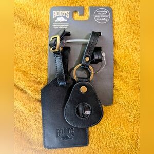 NWT Roots Leather Travel Set: Luggage Tag + AirTag Keychain